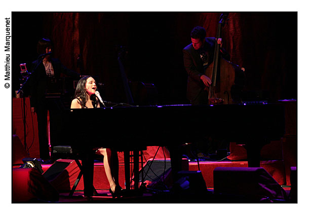 live : photo de concert de Norah Jones  Paris, Olympia